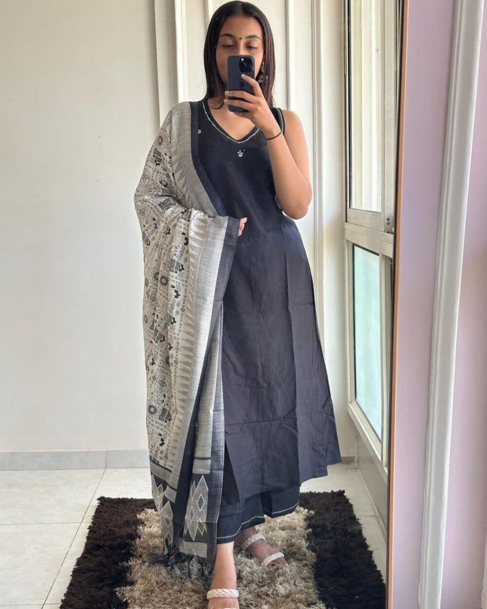 Get summer ready in our new sleevless set with khadi silk dupatta with attached mega sleeve available in beautiful trendy colours
Proper handwork on kurti nd plazo - Image 5