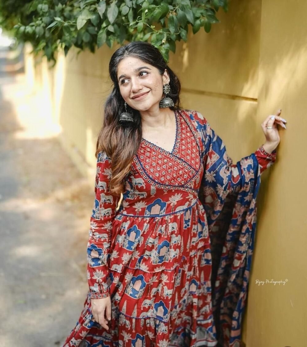 *Look straight out of a dreamy movie set as you turn around and walk in this elegant flaired suit ! The perfect of traditional wear* - Image 13