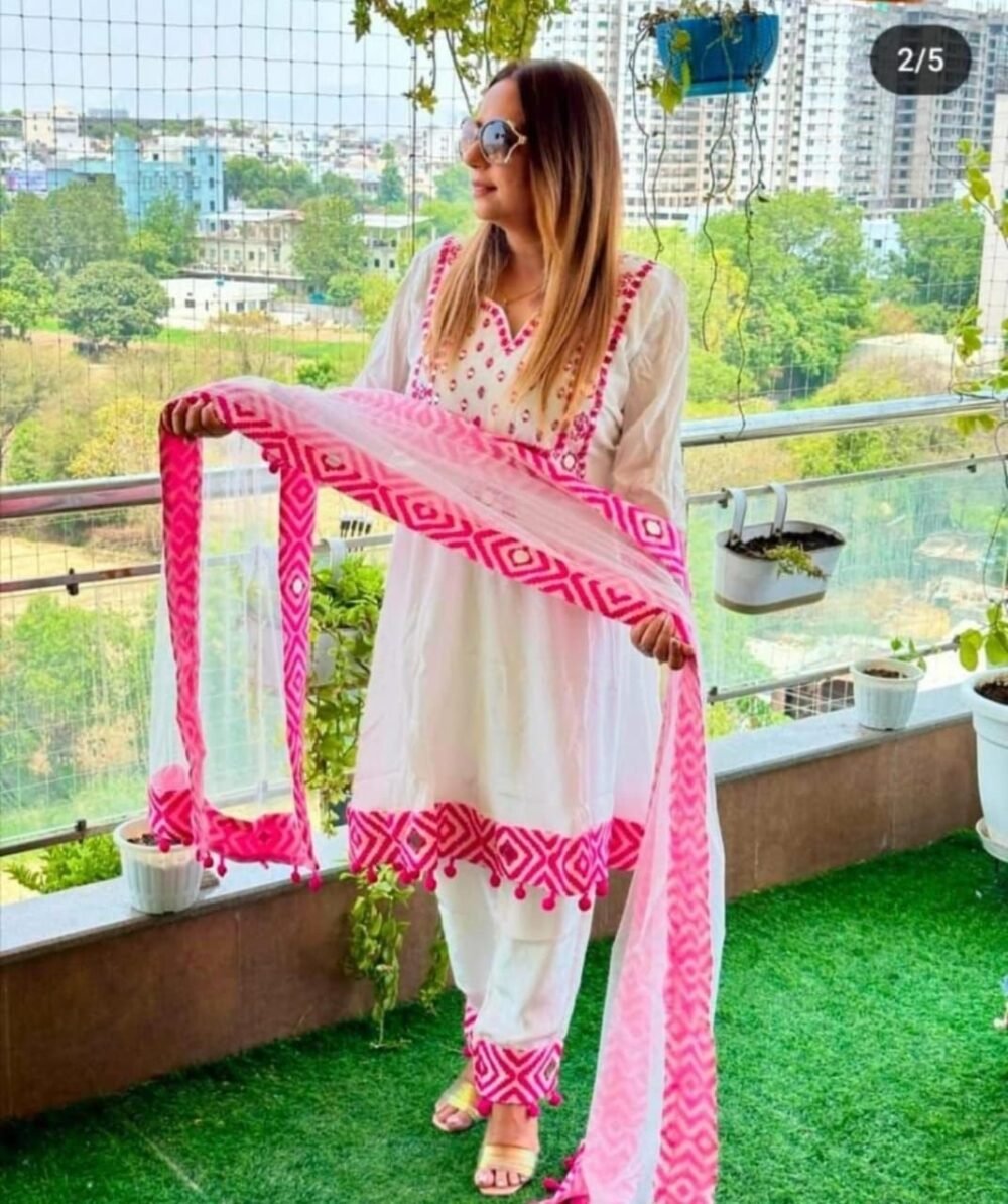 *🌹🌹Pure fine 60/60 super dieing cotton fabric kurti with pant and dupatta. - Image 2