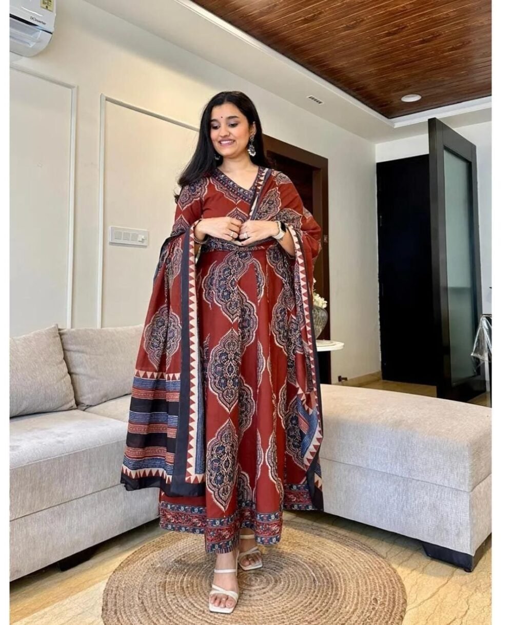 *Look straight out of a dreamy movie set as you turn around and walk in this elegant flaired suit ! The perfect of traditional wear* - Image 7