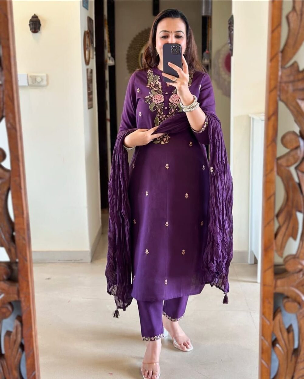 Beautiful pure cotton 60-60 super dying embroidery suit set.paired up with cotton pant and malmal cotton dupatta with tusels. - Image 2