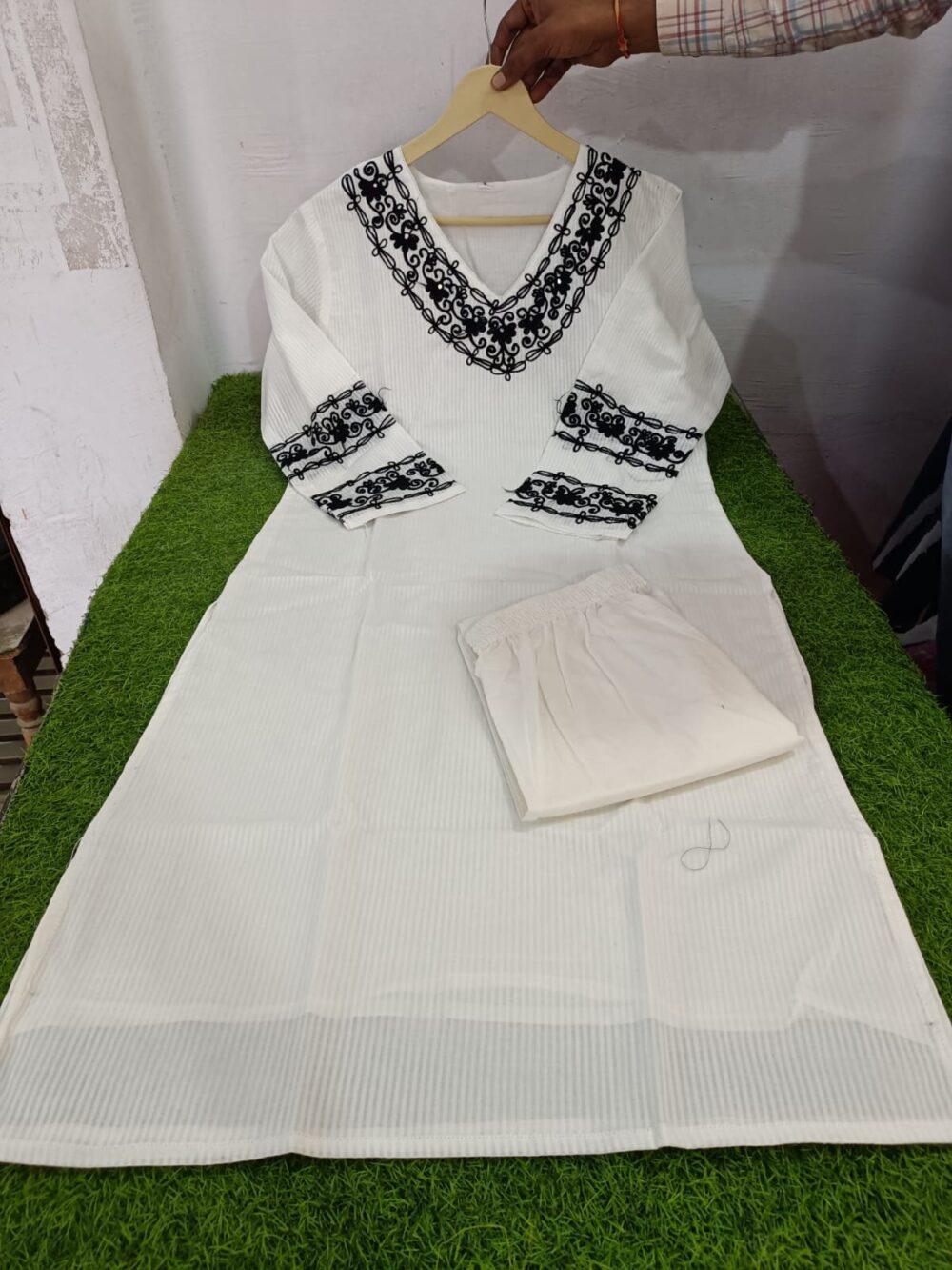 - *Fabric*: Cotton dhobi fabric with cotton inner and hand aari work - Image 4