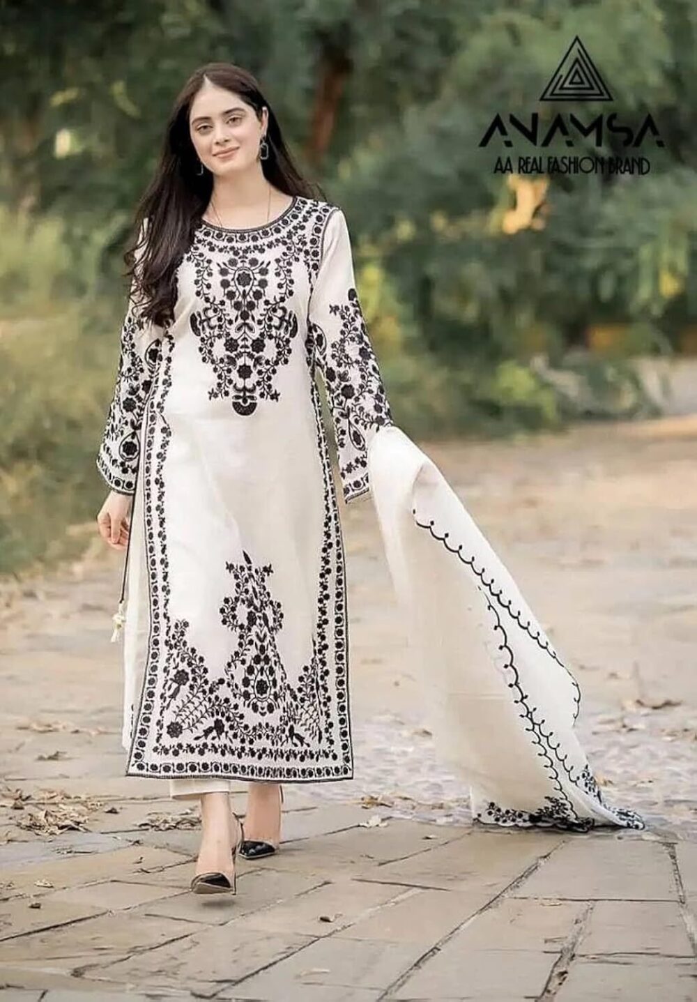 This beautiful women's Georgette embroidered kurta and pant set with dupatta seems like a great option for traditional occasions. Here are some key features: