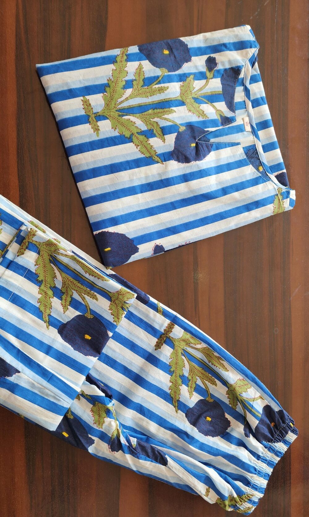 This La Royale Hand Block Printed Coord Set seems like a beautiful and unique piece. Here are some key features: - Image 7